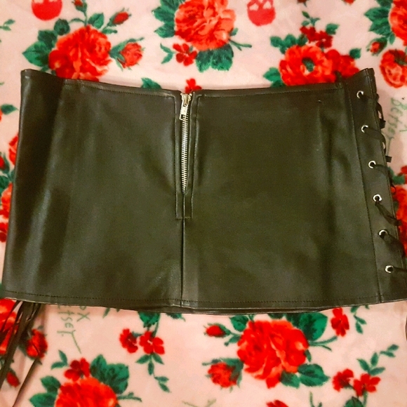 Pleather mini skirt. Large/X-large - Picture 2 of 3